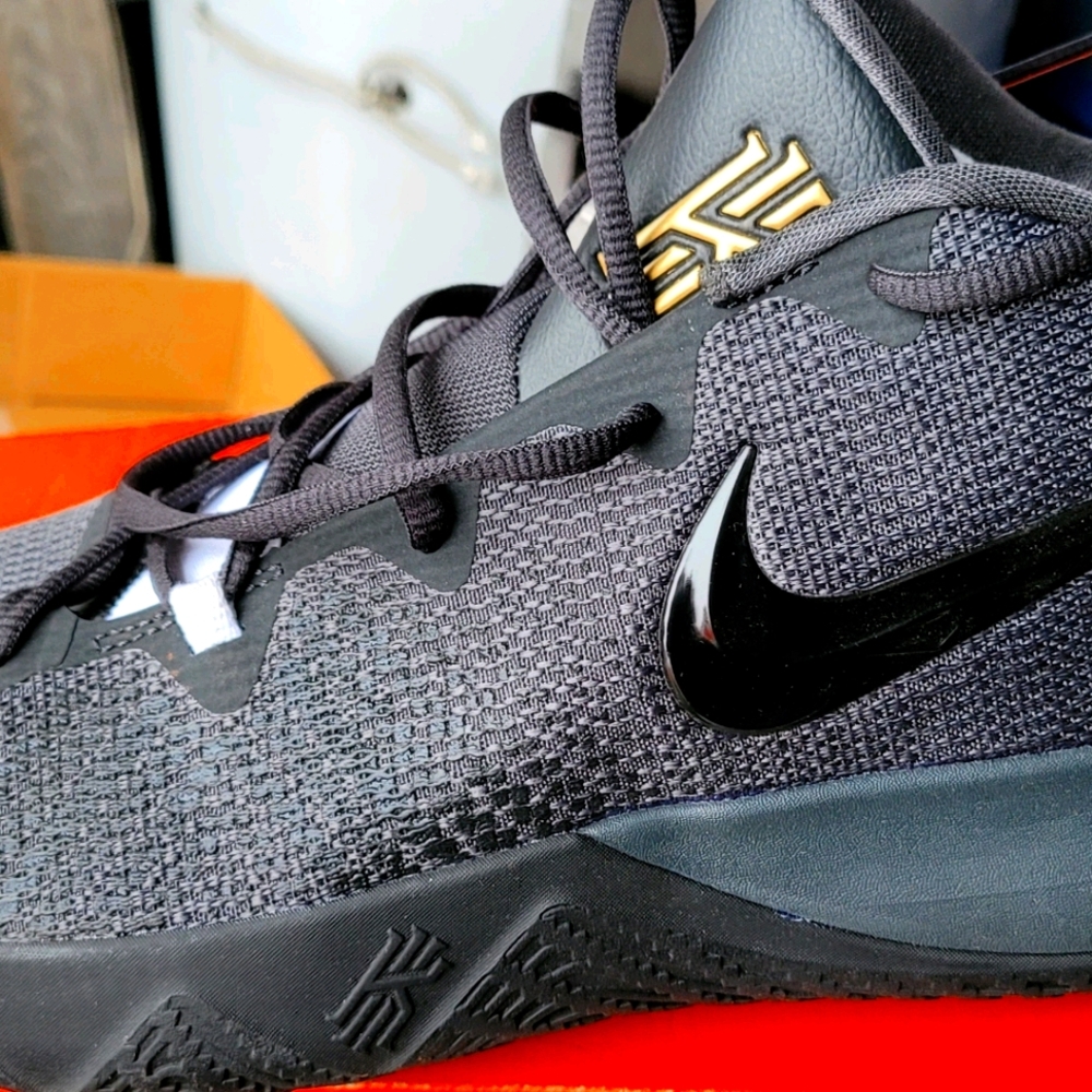 Kyrie Irving flytrap size, 13